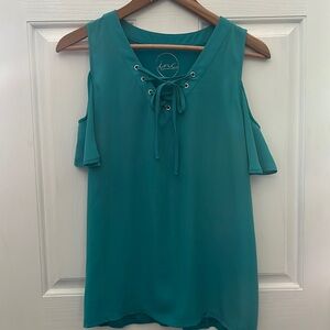 PRE-OWNED INC WOMEN'S COLD SHOULDER LATTICE FRONT BLOUSE- PETITE MEDIUM